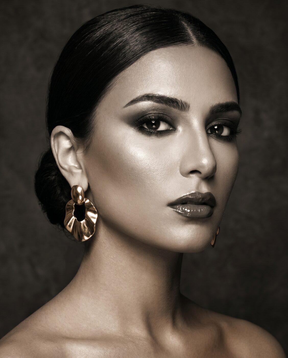 Glossy lip glam look