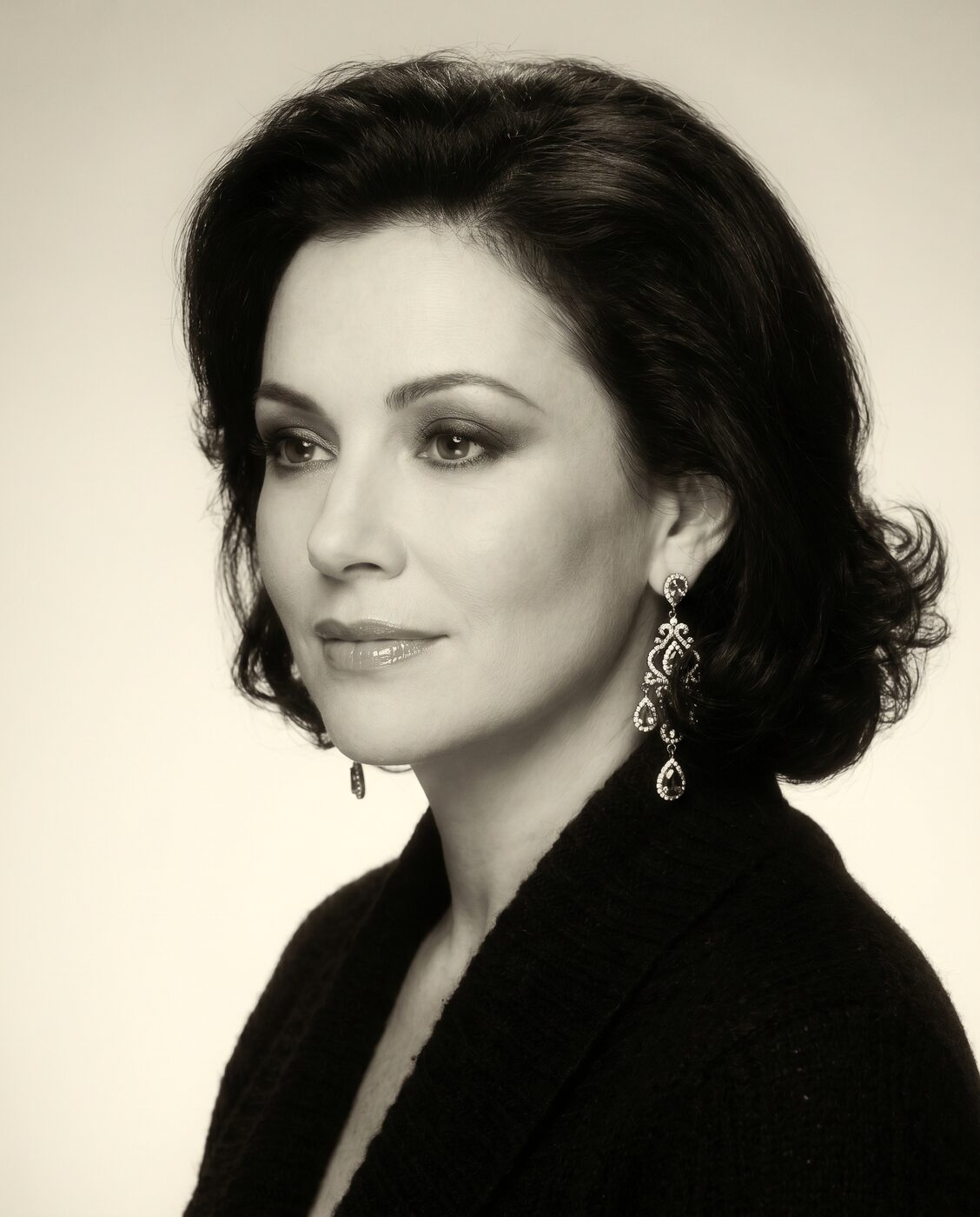 Smokey glam, three-quarter profile